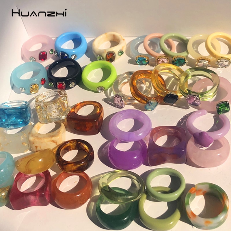 HUANZHI 2021 Neue Bunte Transparente Harz Acryl Strass Geometrische Platz Runde Ringe Set für Frauen Schmuck Reise Geschenke