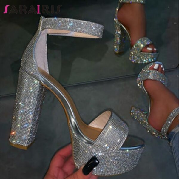 SARAIRIS Neue INS Heißer Damen Sommer High Heels Abend Sandalen Partei Leuchtenden Sandalen Frauen Mode Hochzeit Kristall Schuhe Frau